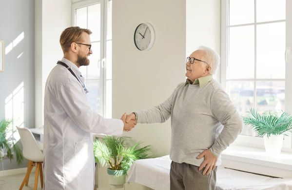 Уплотнение в яичке у мужчин: что это может быть