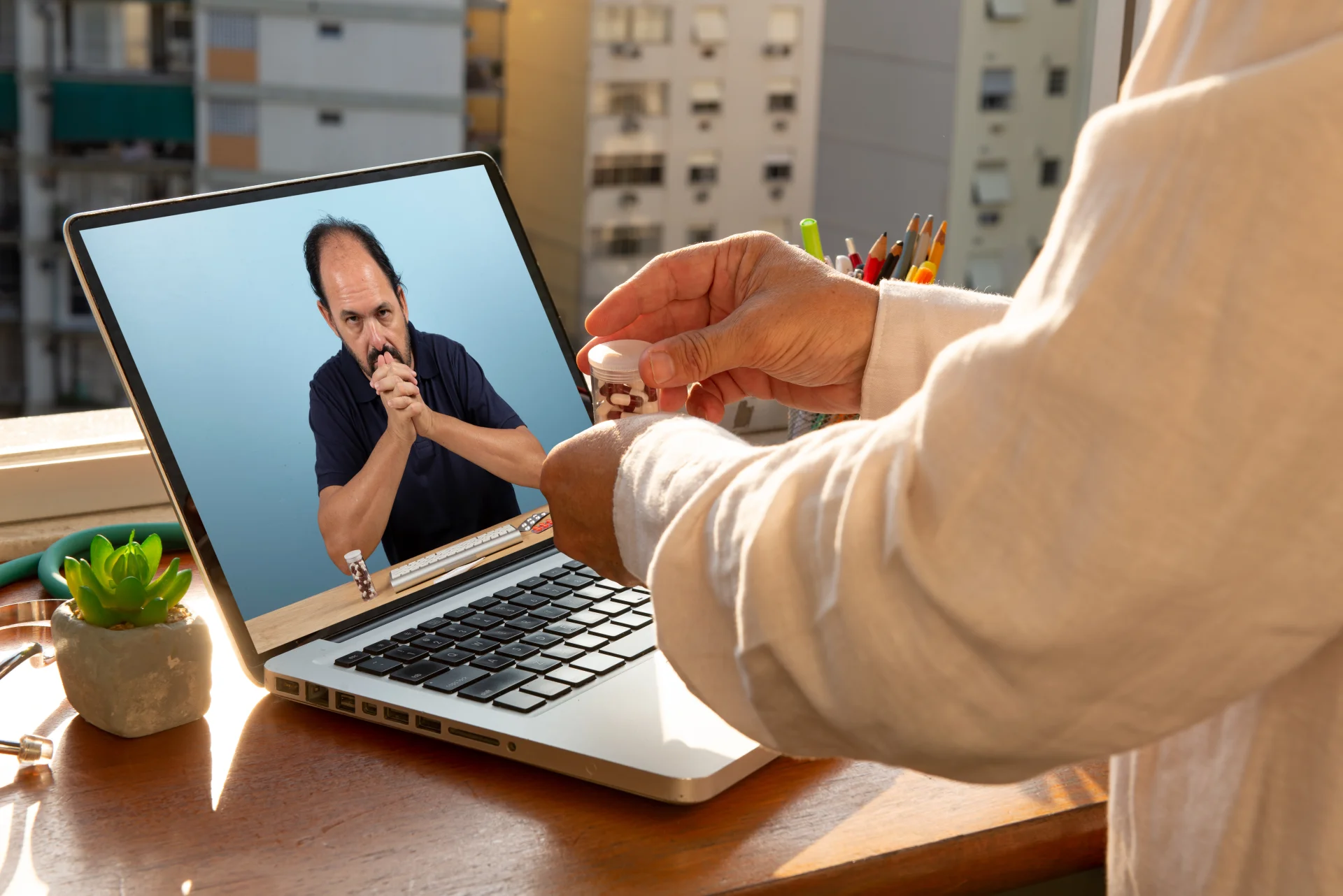 Врач ведет прием пациента онлайн