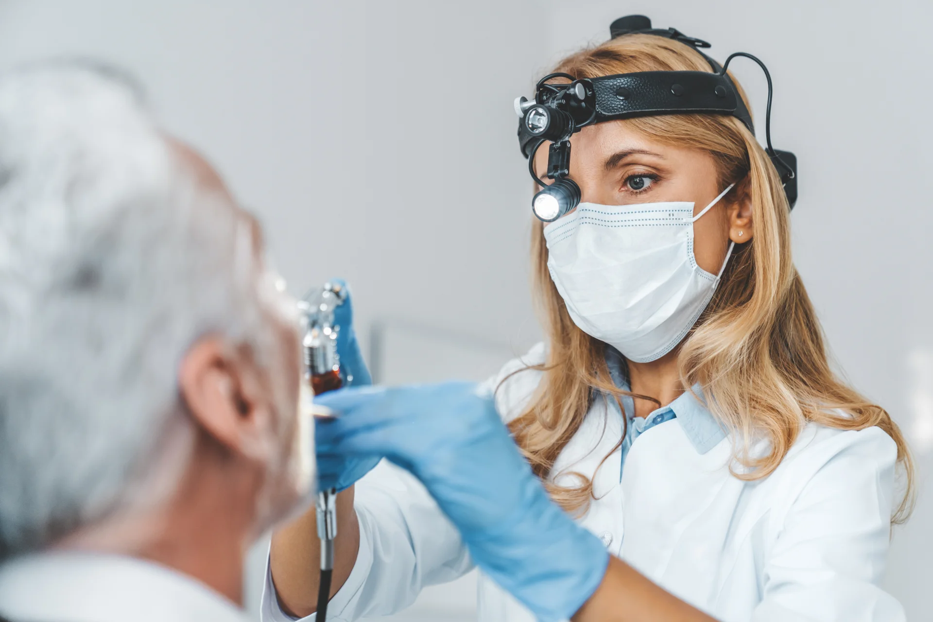 Осмотр пациента врачом Лор отделения