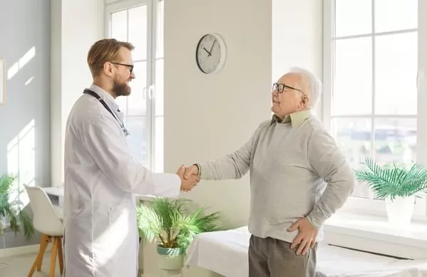 Уплотнение в яичке у мужчин: что это может быть