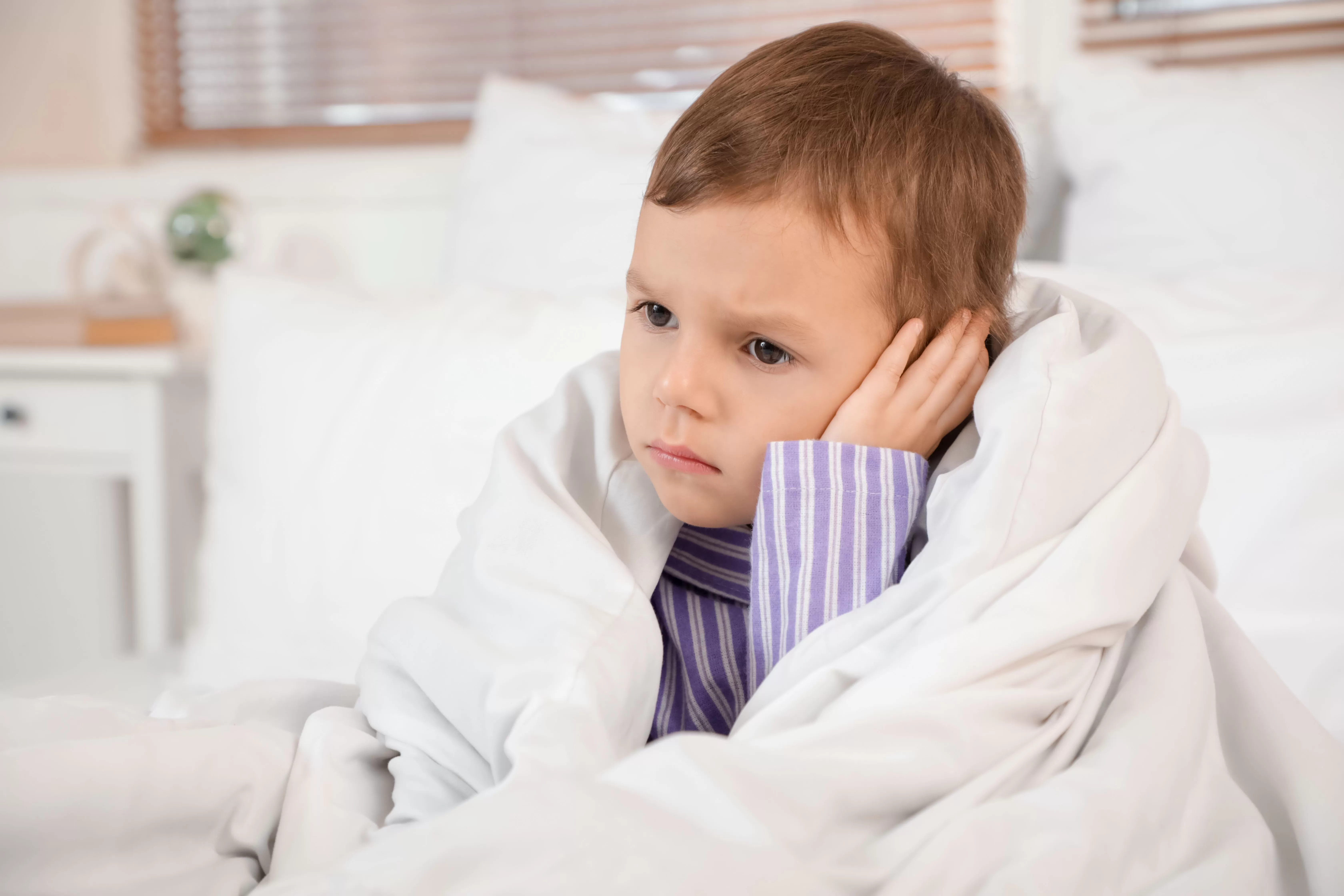 Боль в ухе: причины, признаки, лечение